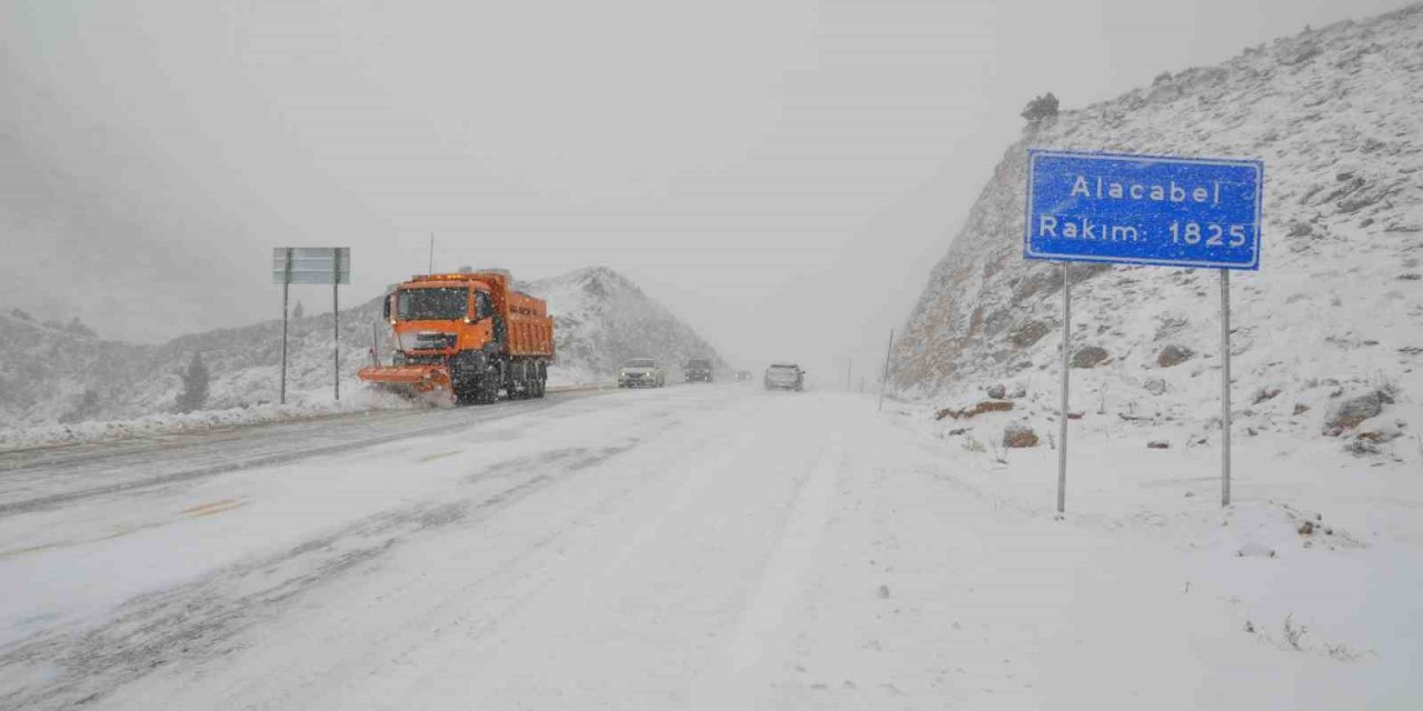 Antalya-Konya kara yolunda kar yağışı başladı! Alacabel'de son durum