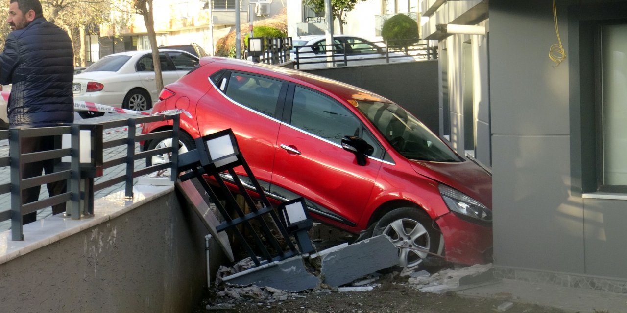 Fren yerine gaza bastı; kaza yaptı