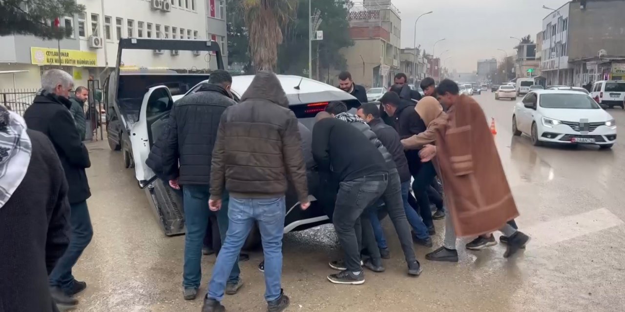 Aracı sallaya sallaya çekiciye yüklemeye çalıştılar