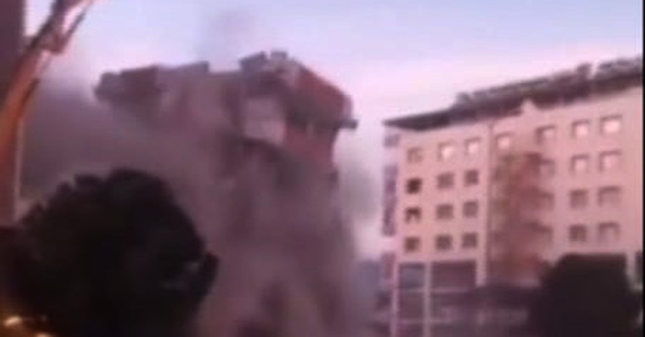 Ağır hasarlı 6 katlı bina yıkılırken çöktü