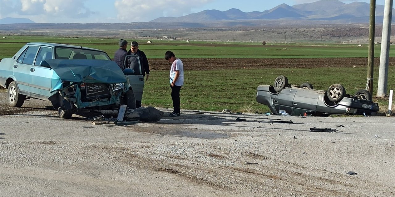 Konya'da otomobiller çarpıştı! 3 kişi yaralandı