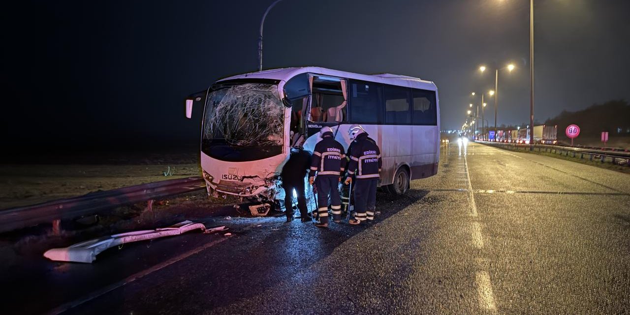 Polis servisiyle otobüs çarpıştı: 11 yaralı