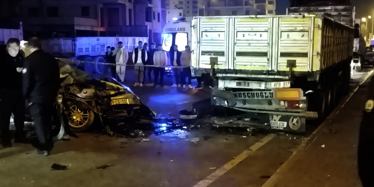 Adana'da, park halindeki TIR'a arkadan çarpan otomobildeki 2 kişi öldü