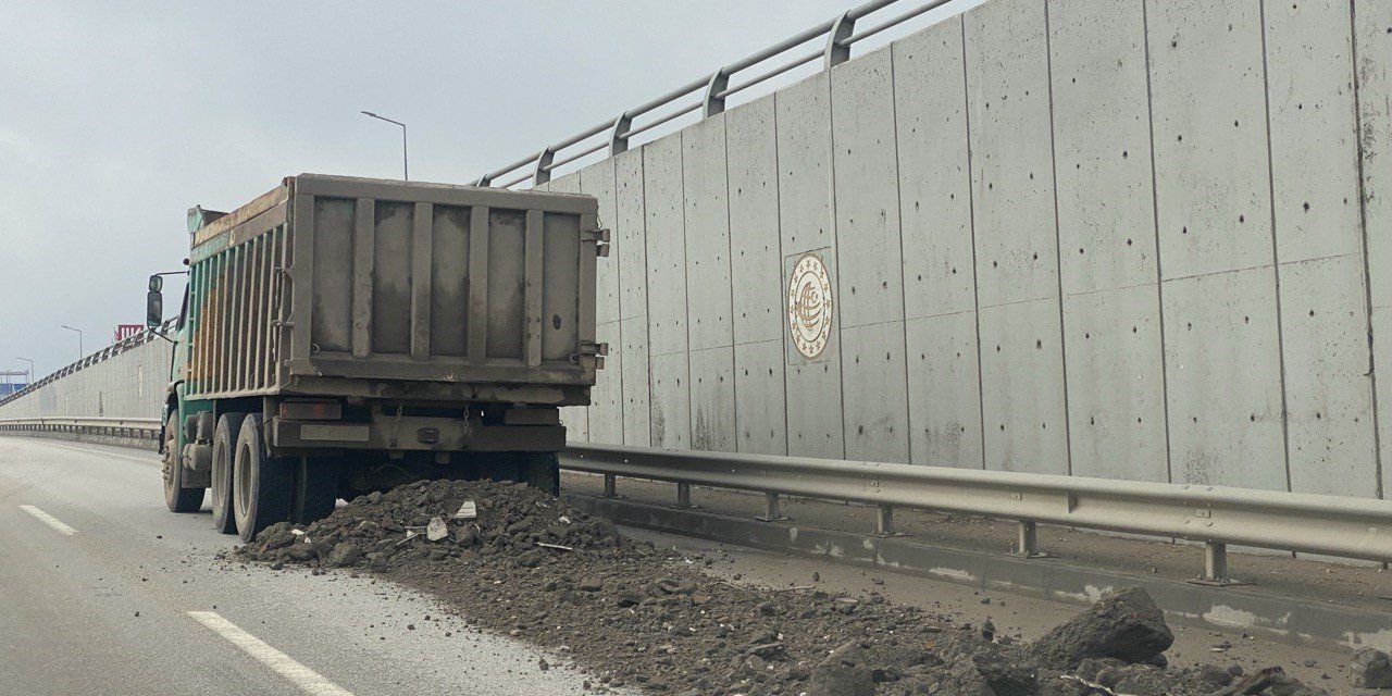 Kapak açılınca moloz karayoluna döküldü