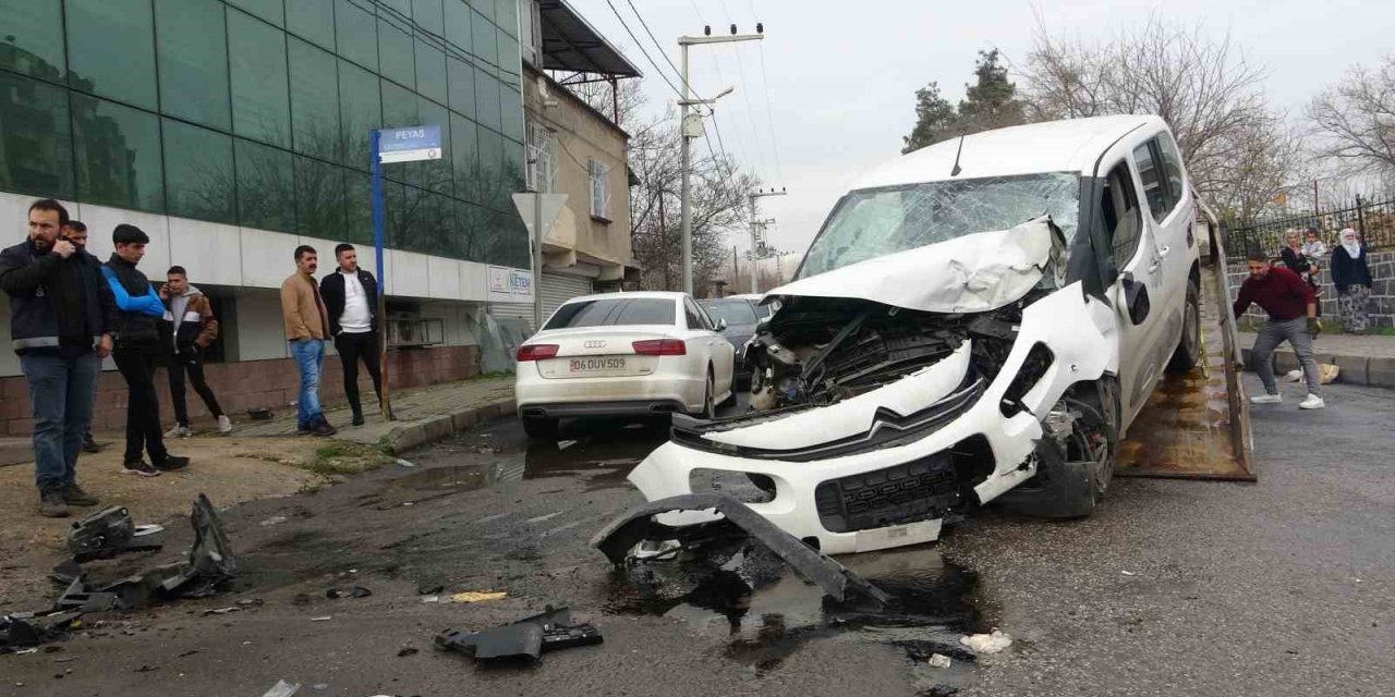 Feci kaza güvenlik kamerasına yansıdı: 1 ölü, 3 ağır yaralı