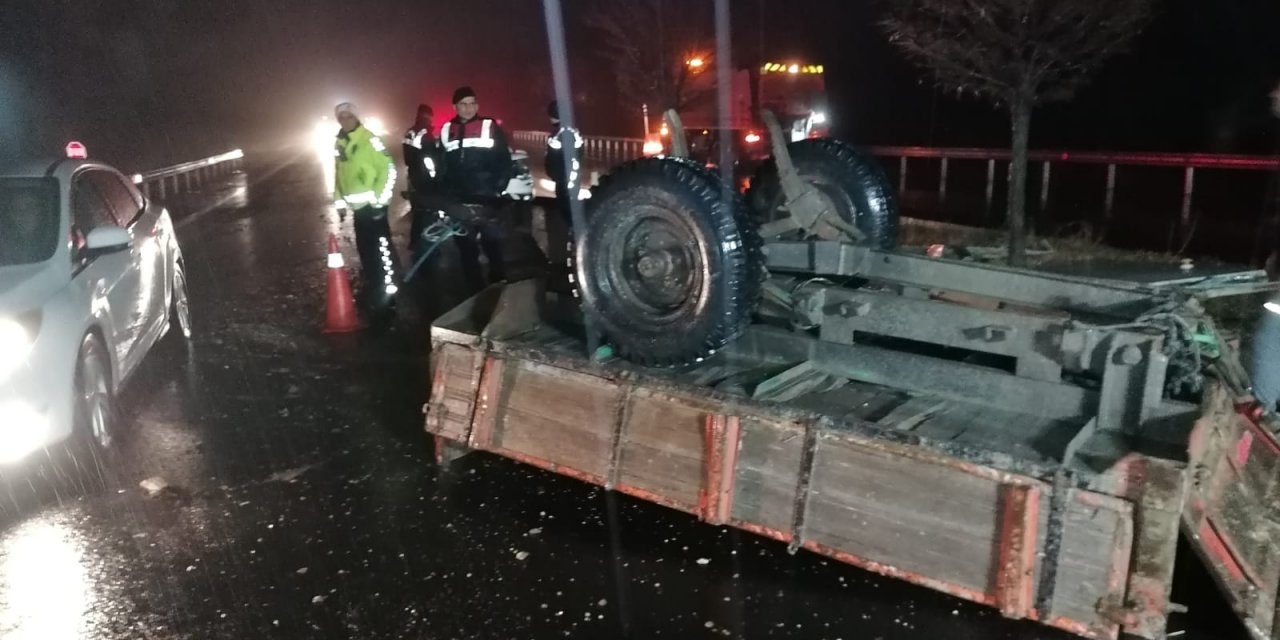 Otomobil ile traktör çarpıştı: 2 yaralı