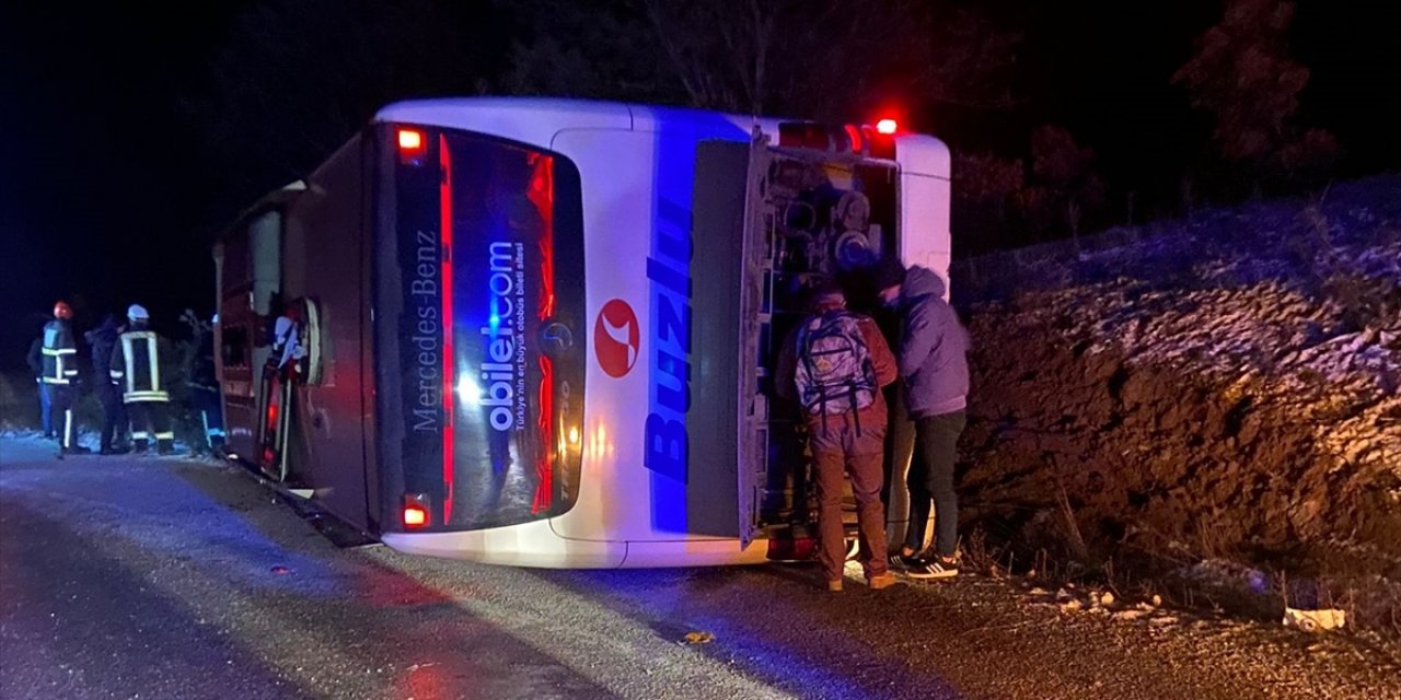 İzmir'den Eskişehir'e yola çıkan yolcu otobüsü devrildi! 18 yaralı var