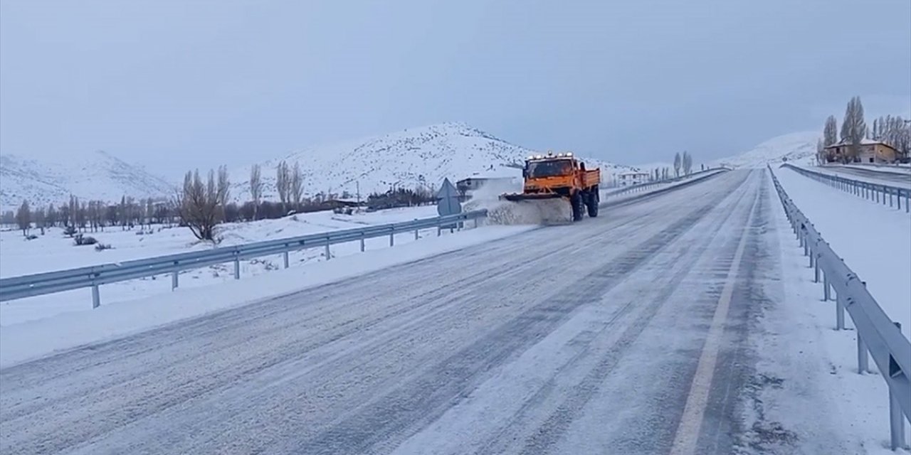 Doğu Karadeniz kar yağışı etkili oluyor! 220 köye ulaşım sağlanamıyor