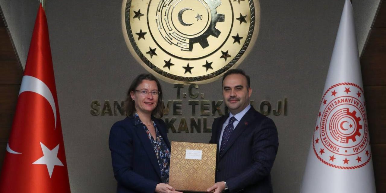 Bakan Kacır, Fransa'nın Ankara Büyükelçisi Dumont'u kabul etti
