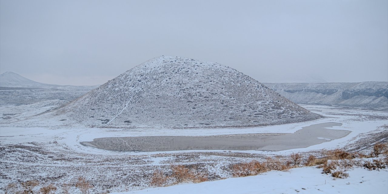 Meke Gölü kar yağışının ardından beyaza büründü