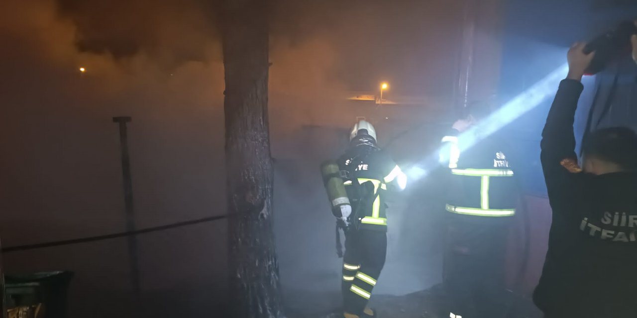 Oto tamircide çıkan yangın, itfaiye ekiplerince söndürüldü