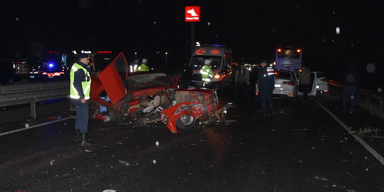 Zincirleme trafik kazası: 2 ölü, 3 yaralı