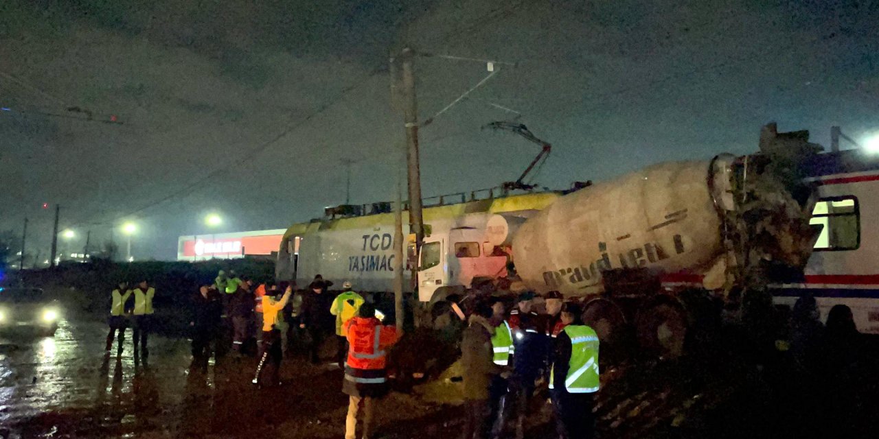 Yolcu treni, hemzemin geçitte beton mikserine çarptı; 1 yaralı