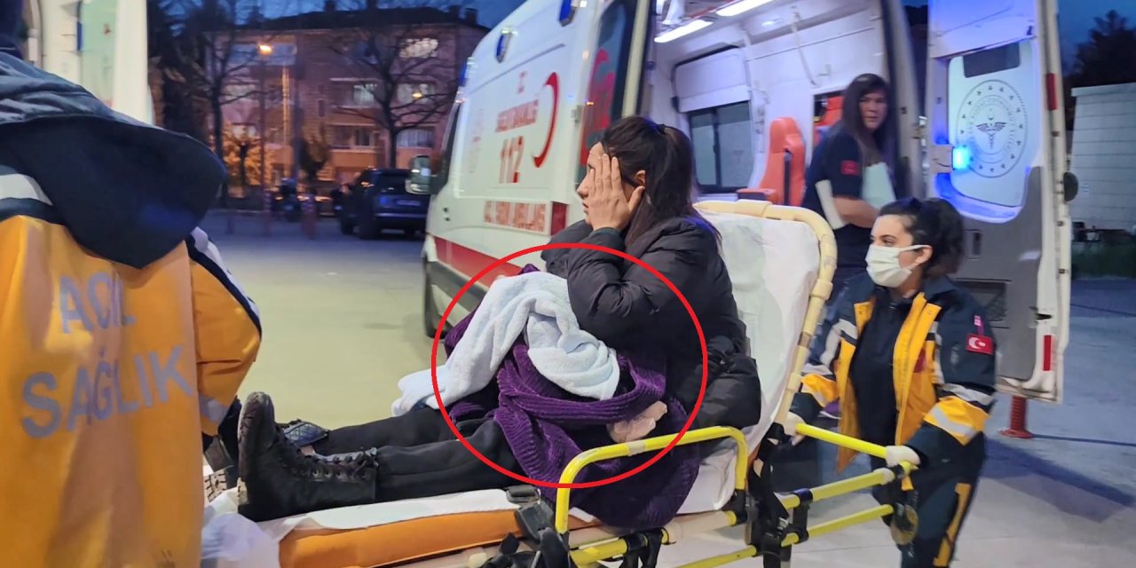 Ön koltukta ağlayan bebeğiyle ilgilenirken, yola çıkan 2 çocuğa çarptı: 4 yaralı