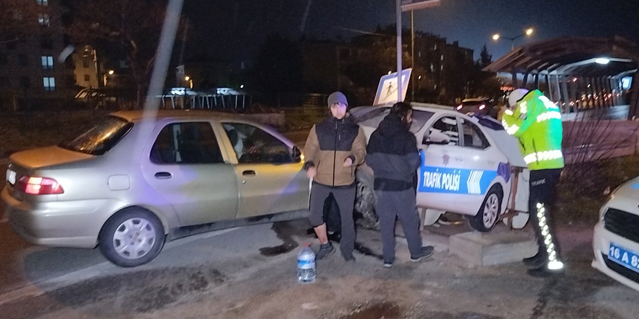 Kontrolden çıkan otomobil, yol kenarındaki maket polis aracına çarptı: 2 yaralı