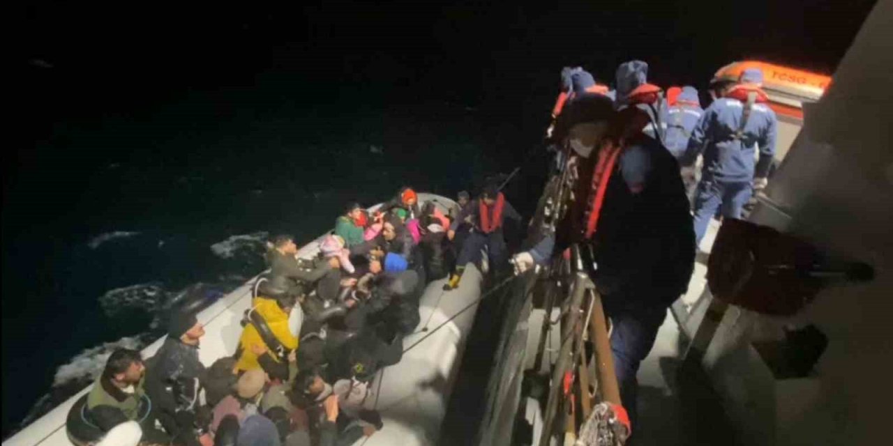 Midilli Adası’na kaçmak isteyen 55 göçmen yakalandı