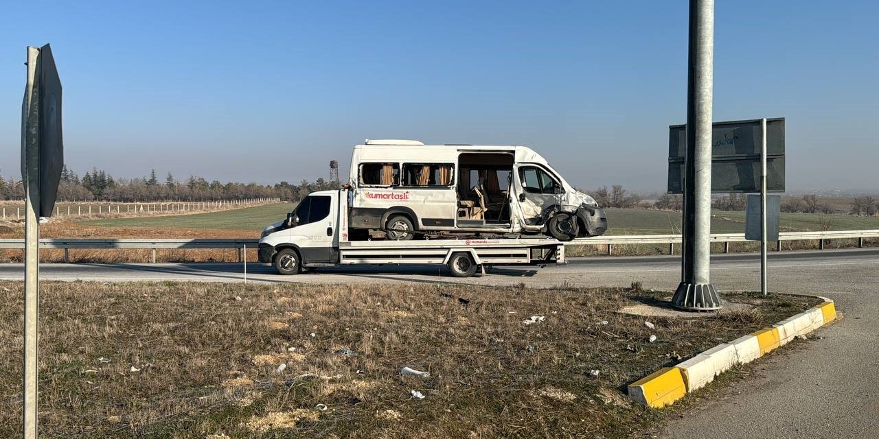 Afyonkarahisar-Konya kara yolunda işçi servisi ile kamyonet çarpıştı, 8 kişi yaralandı