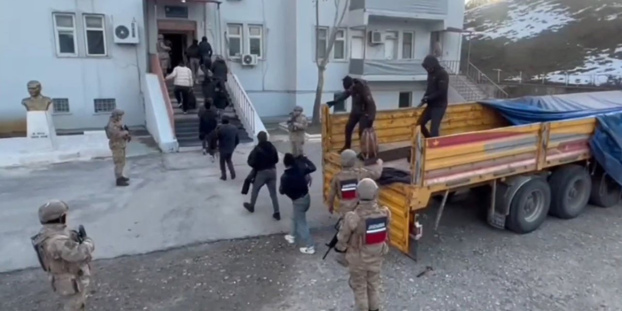 TIR’ın dorsesinde Afganistan uyruklu 58 kaçak göçmen yakalandı