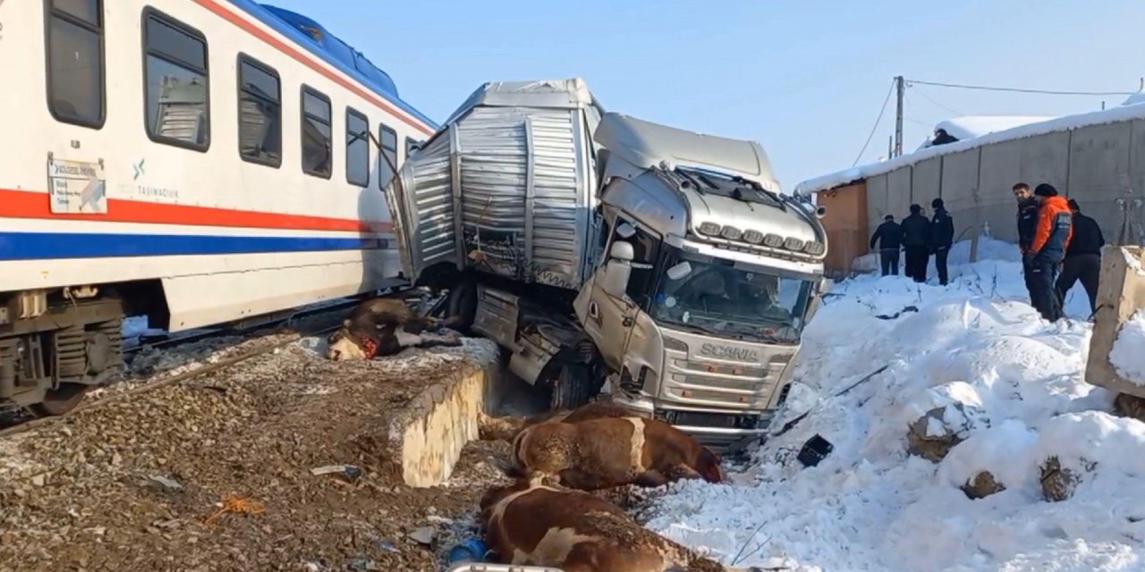 Hemzemin geçitte trenin TIR’a çarptığı kazanın görüntüleri ortaya çıktı