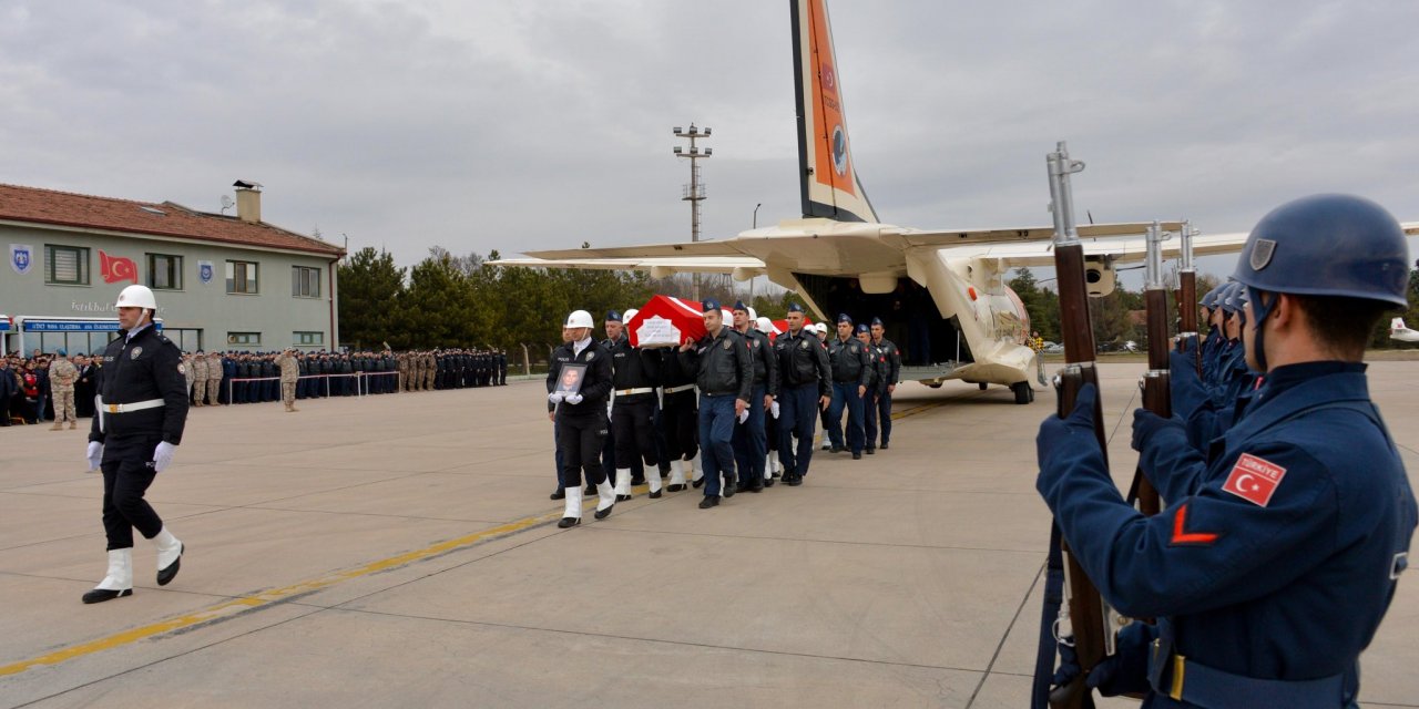 Helikopter kazasında şehit olan 2 pilotun cenazesi Ankara'ya getirildi