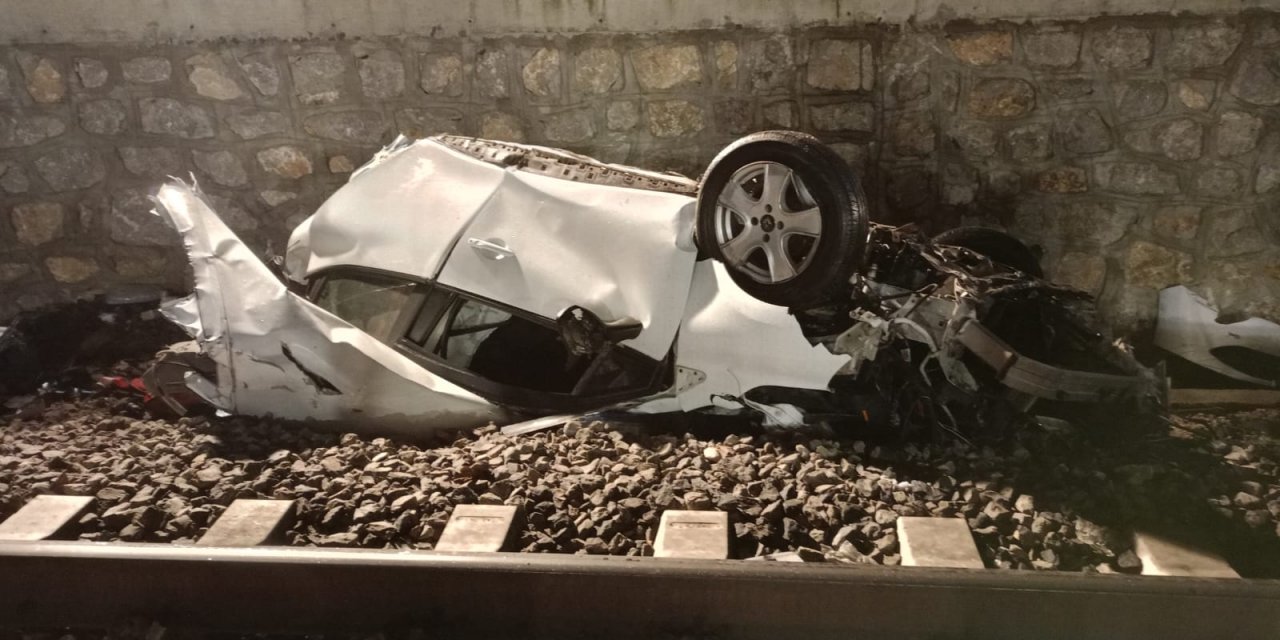 Ankara'da otomobil, köprüden demir yoluna düştü; 1 ölü, 2 ağır yaralı