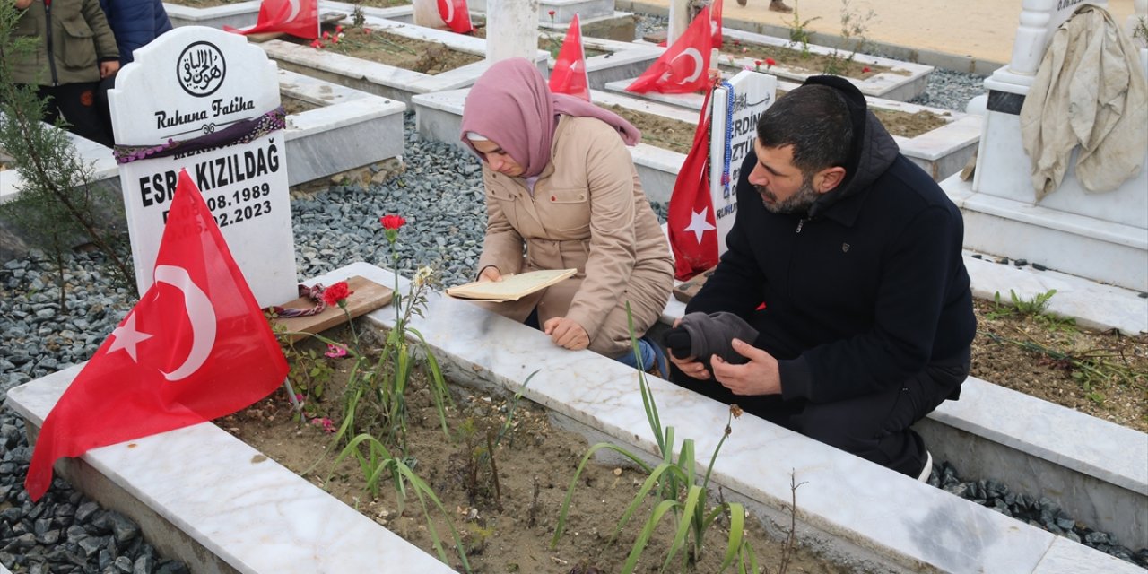 Hatay'da depremlerin birinci yılında mezarlık ziyareti