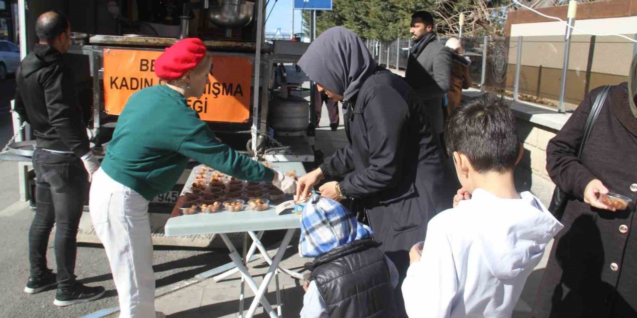 Konya Beyşehir’de deprem felaketinin yıl dönümünde lokma dağıtıldı