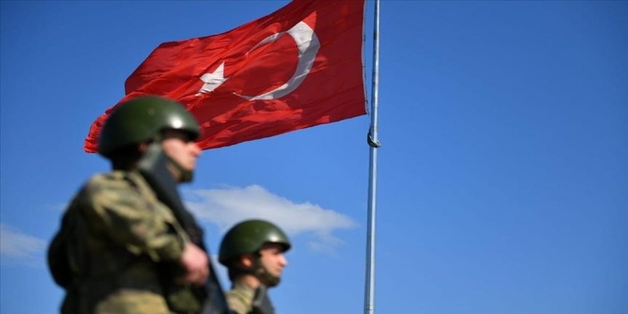 Türkiye'ye yasa dışı yollarla geçmeye çalışan 3'ü terörist 15 kişi yakalandı