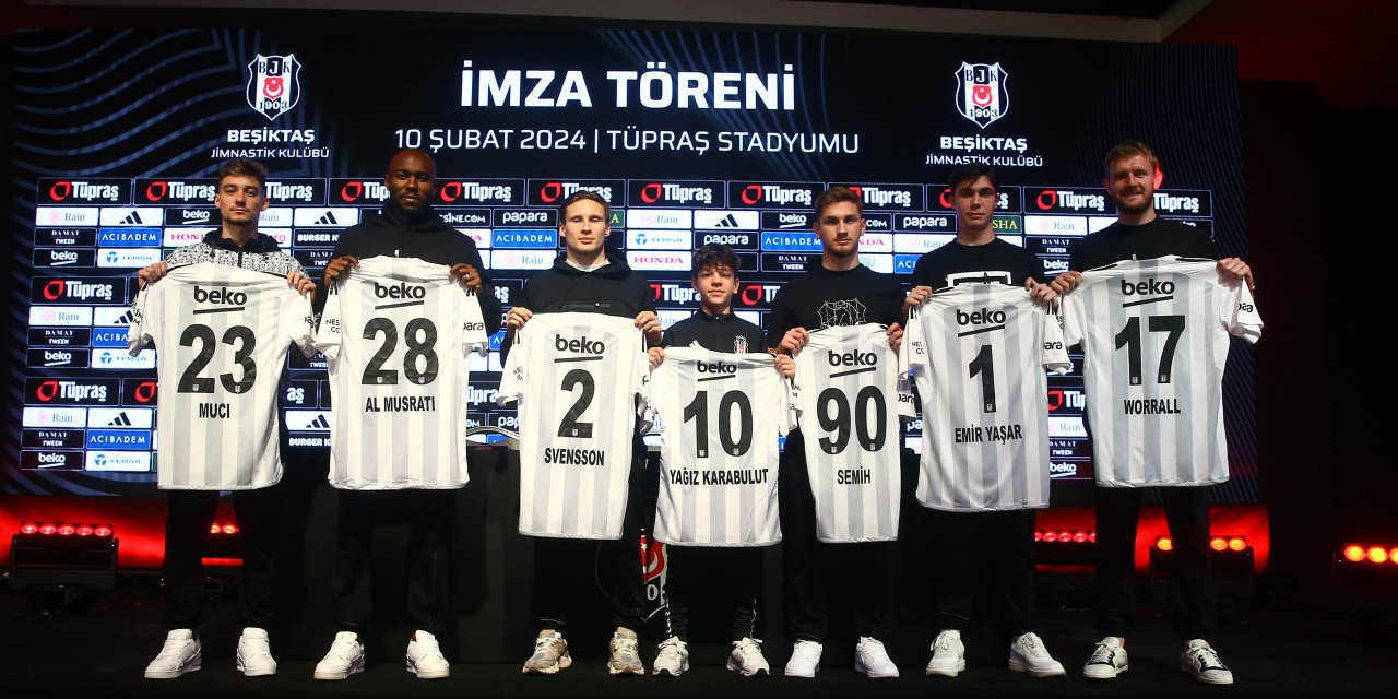 Beşiktaş'ta yeni transferler için imza töreni düzenlendi