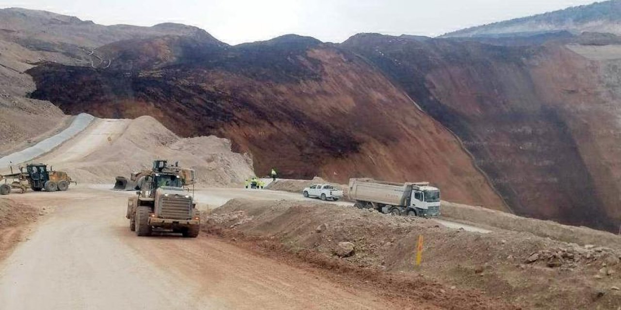 Son Dakika! Erzincan'da toprak kayması! Ekipler bölgede