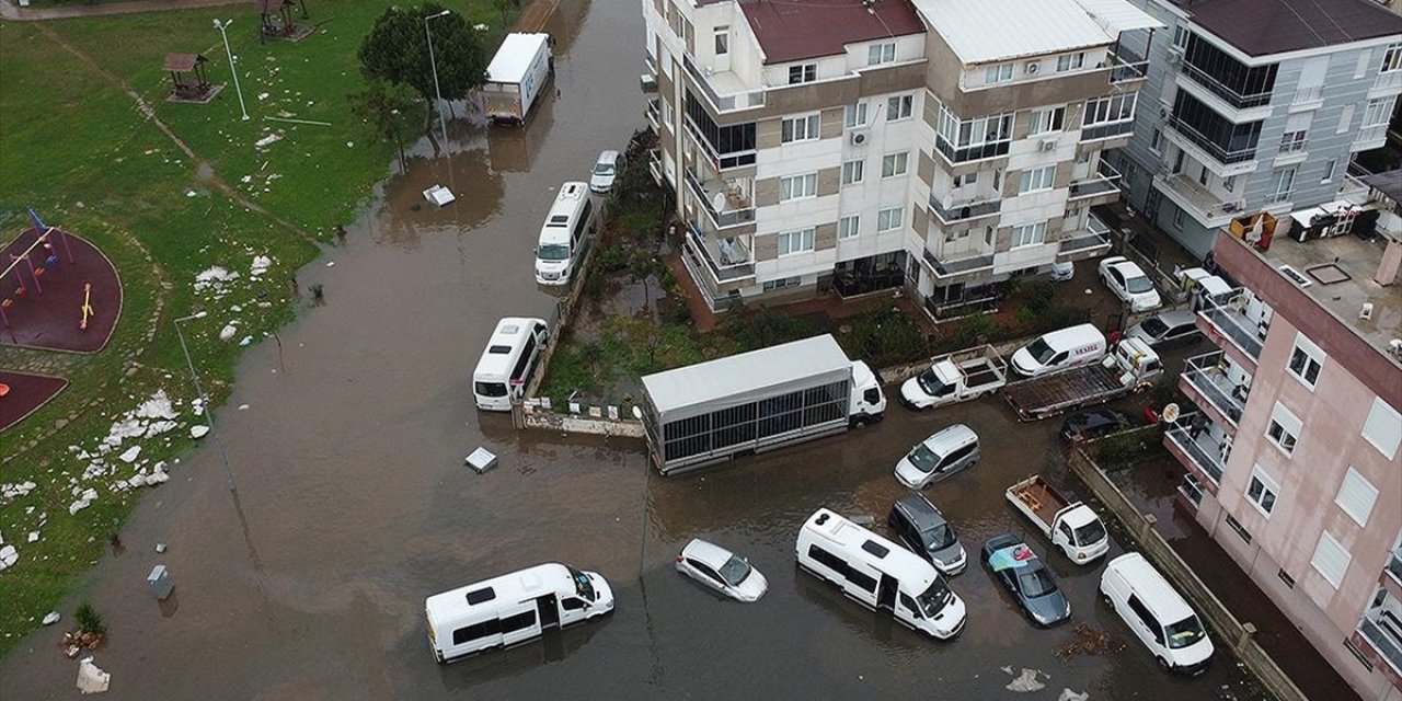 AFAD: Antalya'daki şiddetli yağışlarda 3 bin 862 binada su baskını meydana geldi