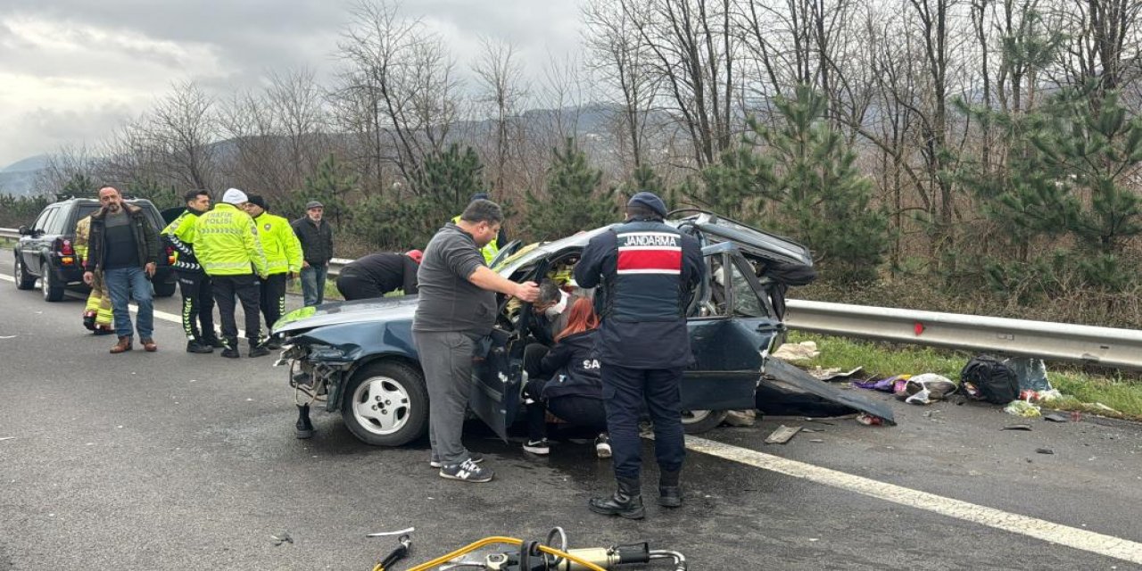 Otoyolda feci kaza! Cip, otomobile arkadan çarptı: 2 ölü, 3 yaralı