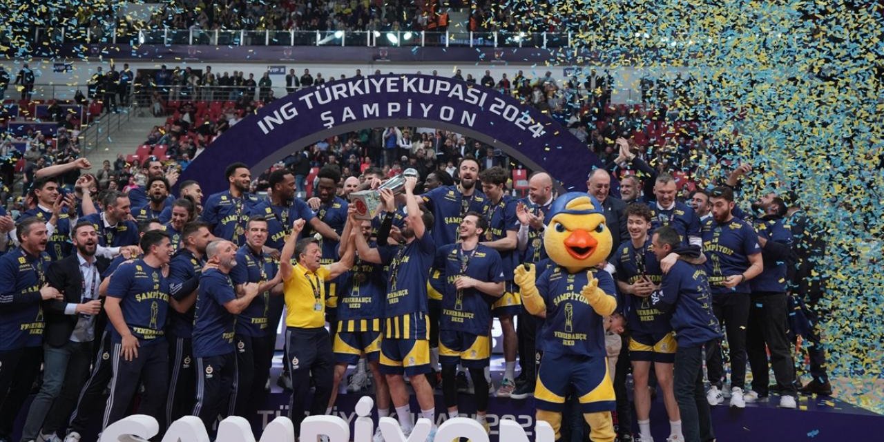 Fenerbahçe Beko kupasını aldı