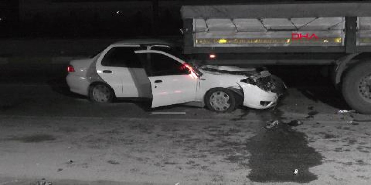 Konya'da otomobil, kırmızı ışıkta bekleyen TIR'a çarptı: 3 yaralı