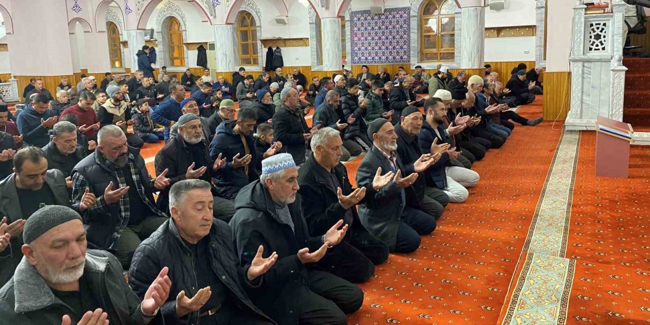 Konya'da vatandaşlar camileri doldurdu