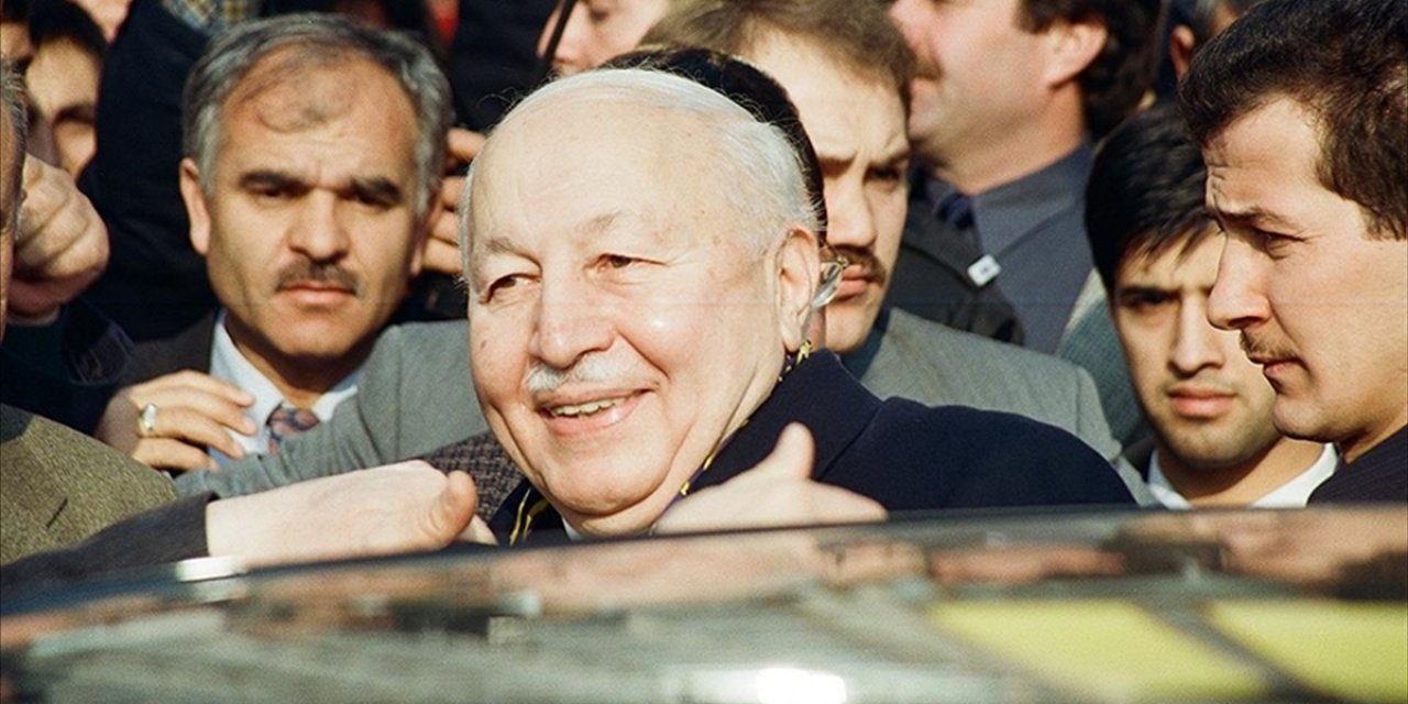Türk siyasetinin "Erbakan Hoca"sı vefatının 13. yılında anılıyor