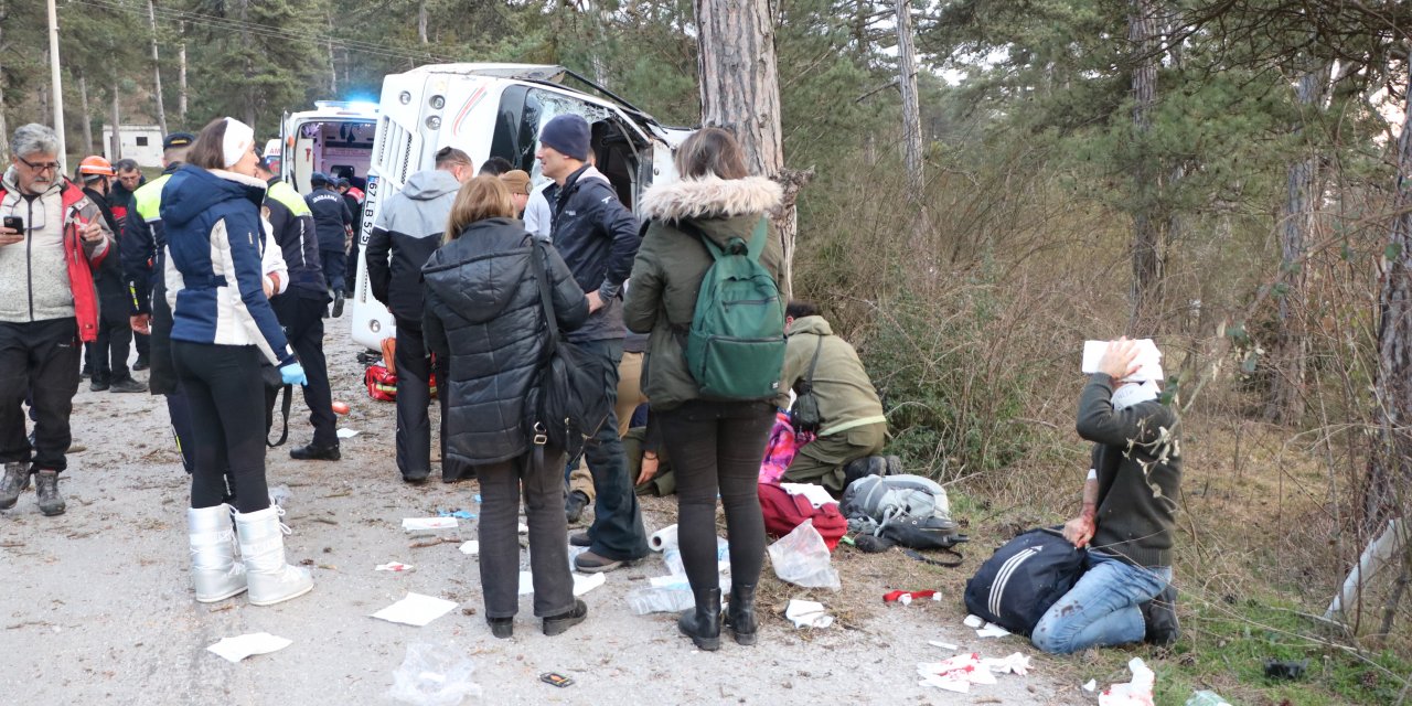 Tatilcilerin taşındığı minibüs devrildi: 14 yaralı