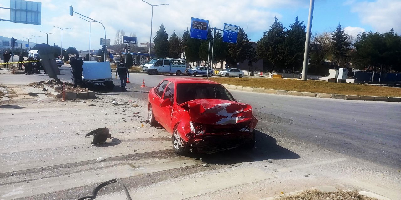 Kütahya’da iki otomobil çarpıştı: 3 ölü, 2 yaralı