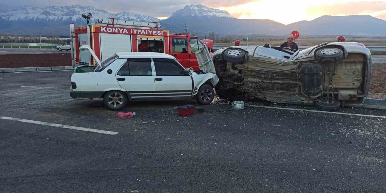 Konya’da iki otomobil çarpıştı, yaralılar var
