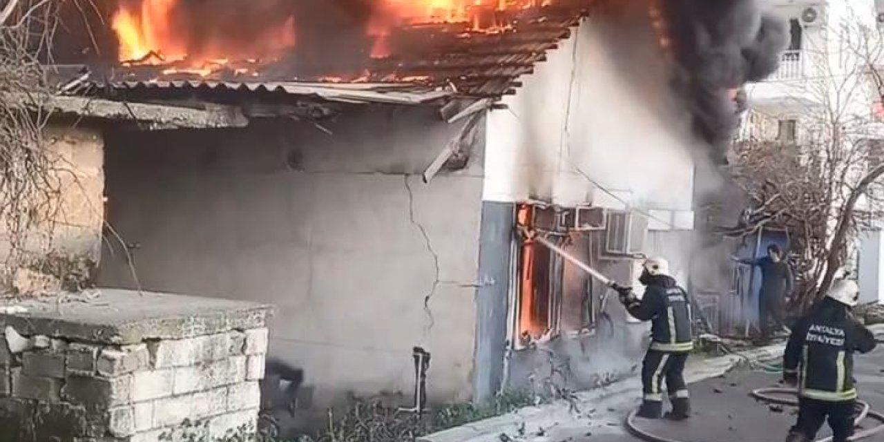 Antalya'da gecekondu yangını; küle döndü
