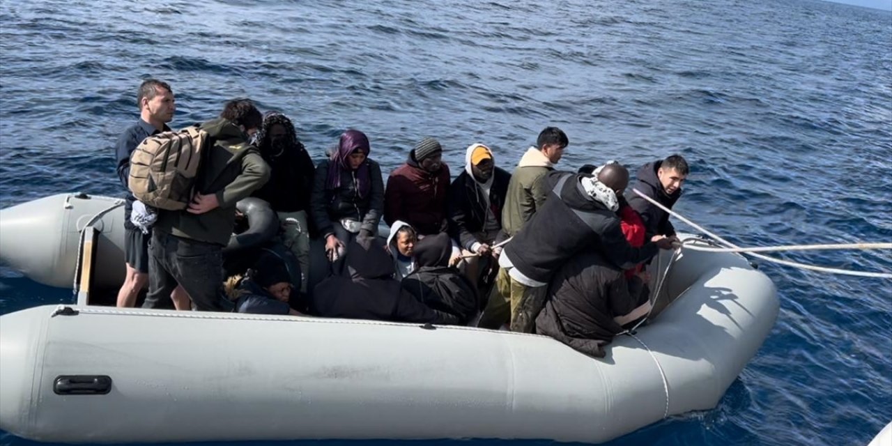 İzmir açıklarında 41 düzensiz göçmen kurtarıldı, 30 göçmen yakalandı