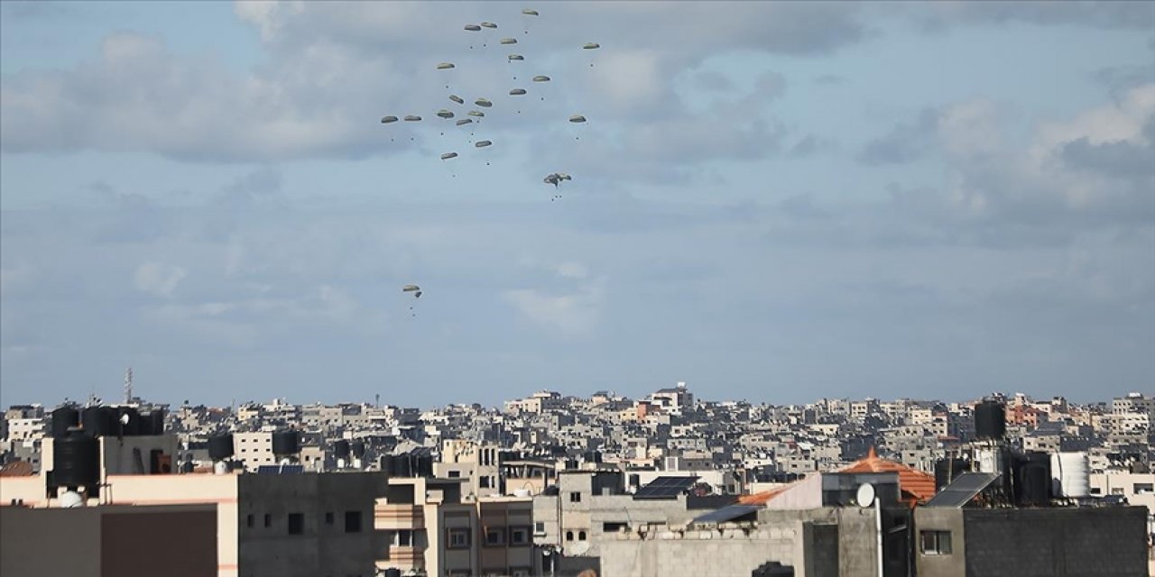 Gazze’ye havadan indirilen yardım kutuları sivillerin üzerine düştü, ölü ve yaralılar var