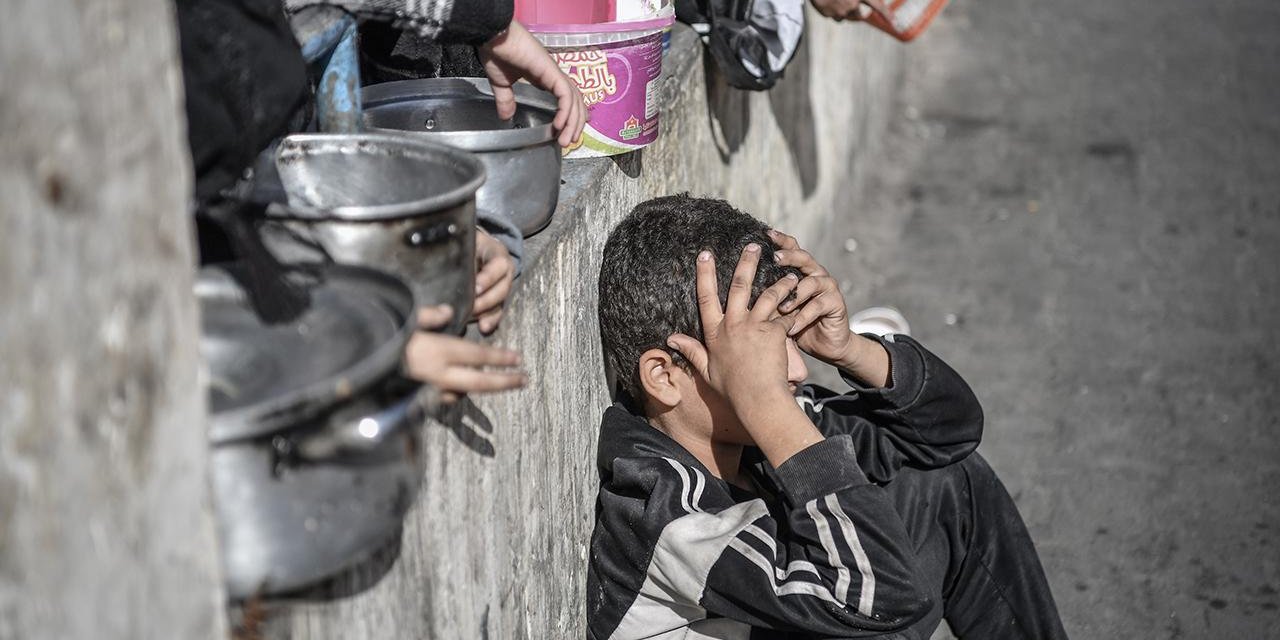 Gazze'de açlık ve susuzluktan ölenlerin sayısı 25'e yükseldi