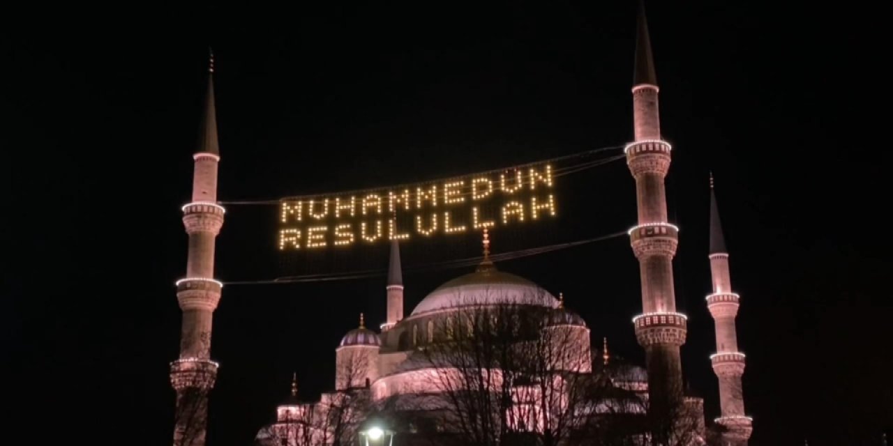 İstanbul'da İlk teravih namazı için vatandaşlar camilere akın etti