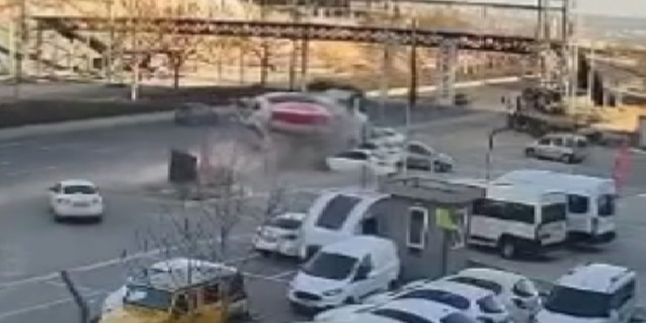 Freni boşalan beton mikseri park halindeki otomobillere çarptı