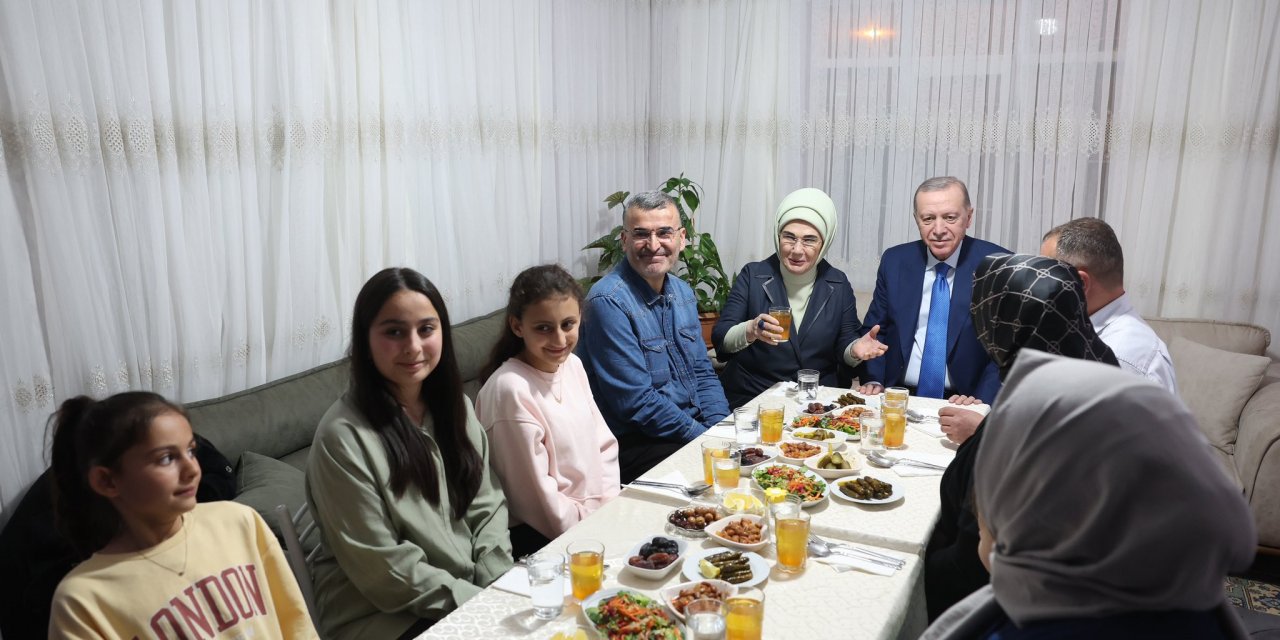Cumhurbaşkanı Erdoğan ve eşi Emine Erdoğan, iftarda Taş ailesinin misafiri oldu