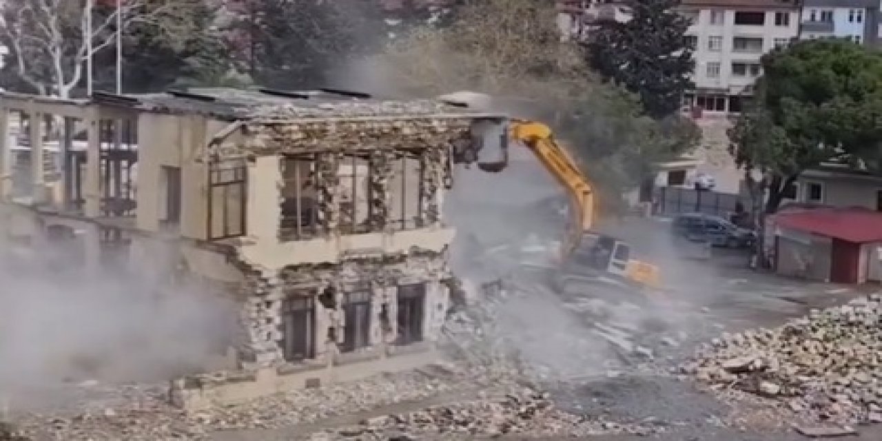 Depremde hasar gören tarihi Hatay Valiliği binasının yıkımı gerçekleşti