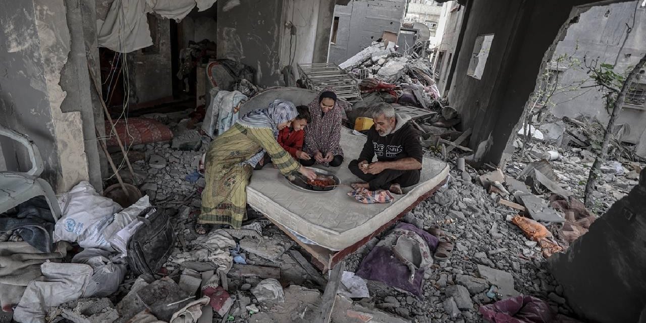 Filistinli aile cami enkazına sığındı