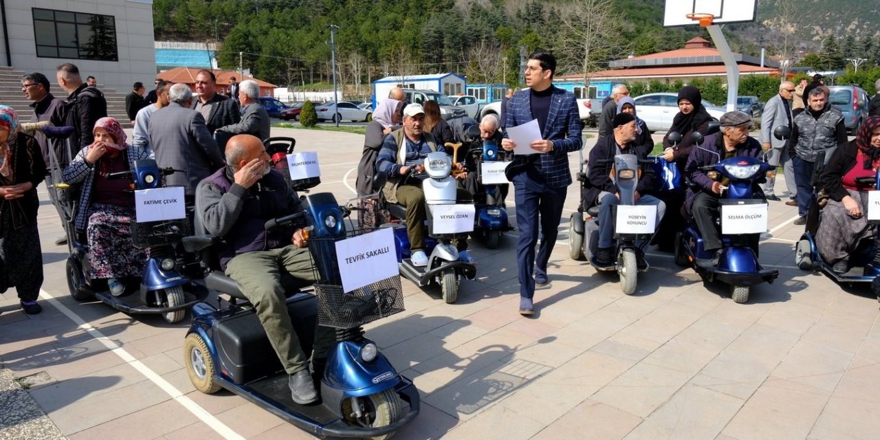 Konya Akşehir’de engelli vatandaşlara akülü araç desteği