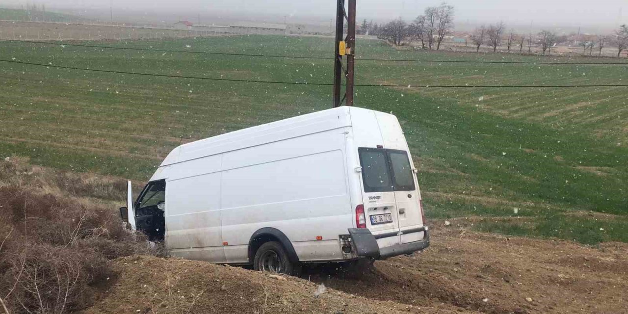 Konya’da minibüs yoldan çıktı, sürücü yaralandı!